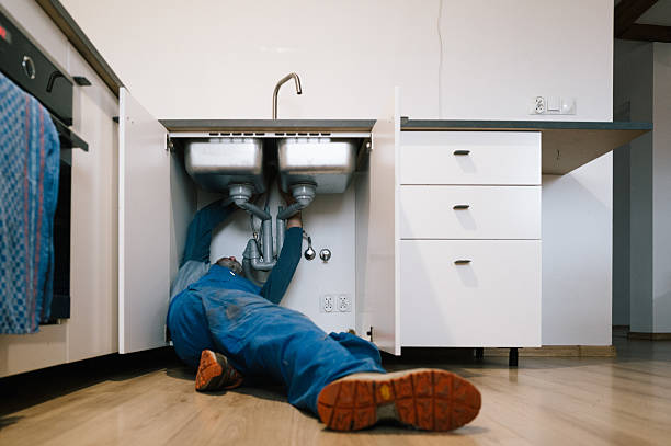 Professional Emergency Plumber technician working in Long Beach, MS